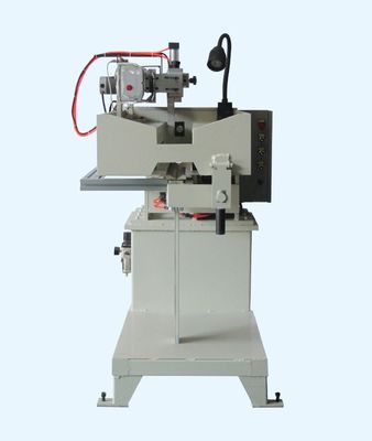 Máquina automática de soldadura por controlo numérico para emolduração de lavatórios de aço inoxidável