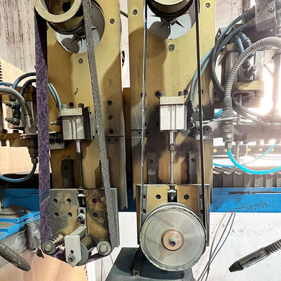 Máquina de trituração de solda de costura reta CNC de precisão e baixa vibração para junção de chapas