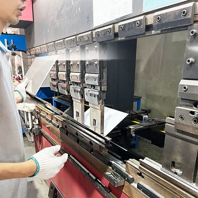 Máquina de dobra de chapas de aço inoxidável para lavatórios em cozinhas comerciais e aplicações domésticas