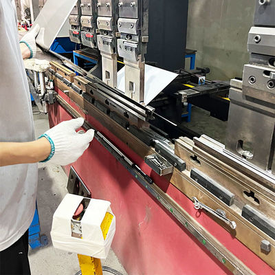 Máquina de dobra de chapas de aço inoxidável para lavatórios na fabricação industrial e projetos personalizados
