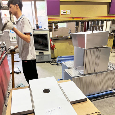 Máquina de dobra de chapas de aço inoxidável para lavatórios na fabricação industrial e projetos personalizados