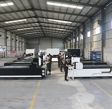 Bom preço Máquina de corte a laser de chapa de aço inoxidável de alta potência com sistema de servo de precisão on-line
