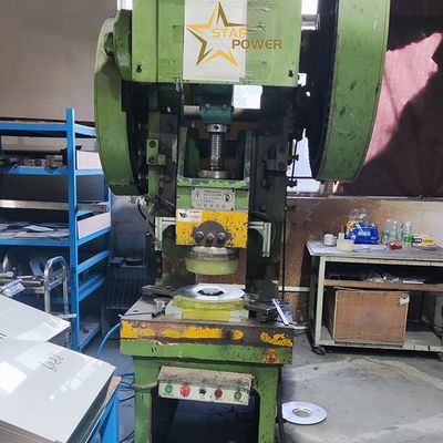 Manuseio eficiente da máquina de perfuração de garganta profunda para a produção manual de lavatórios de cozinha