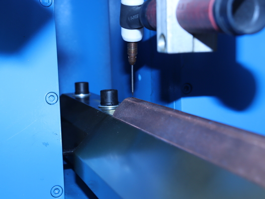 Máquina de soldadura CNC de precisão de 4 eixos (Especializada em bordas internas de painéis)