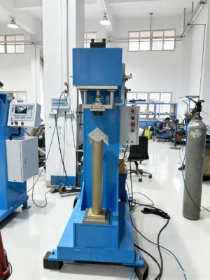 Máquina Hidráulica de Conformação e Junção de Cantos