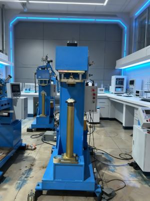 Máquina Hidráulica de Conformação e Junção de Cantos