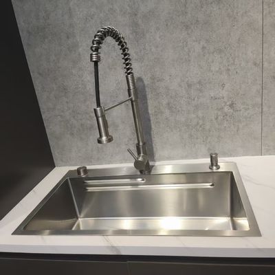 Bom preço Lavatório de cozinha de aço inoxidável feito à mão com profundidade da tigela 250-300 mm e espessura do painel 1,2-1,5 mm ou 1,8-2,0 mm on-line