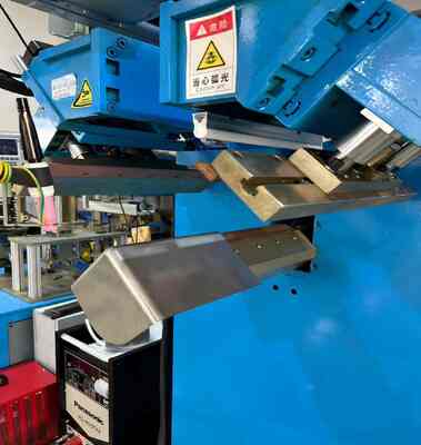 Máquina de solda CNC para costuras verticais e cantos inferiores - Máquina de solda especial