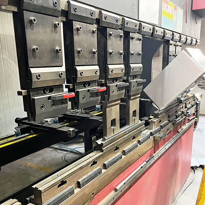 Máquina de dobra de chapas metálicas para processamento A base do lavatório feito à mão