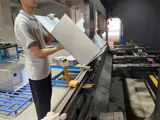 Máquina de dobra de chapas metálicas para processamento A base do lavatório feito à mão