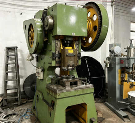 Máquina de revestimento de película industrial automática. 380V Voltagem de trabalho, 1800×1000×2100mm Dimensão para 304 linha de processamento de painéis de lavatório de aço inoxidável.